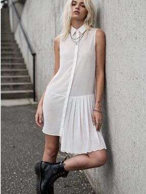 OAK NYC 'LA MIRADA' ASYMMETRICAL KNIFE PLEAT BUTTON FRONT SHIRT DRESS - MEDIUM